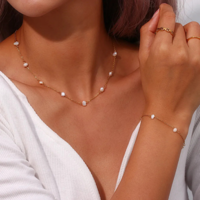 LUCY Golden Pearl Necklace