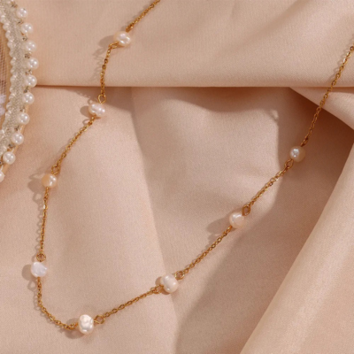 LUCY Golden Pearl Necklace